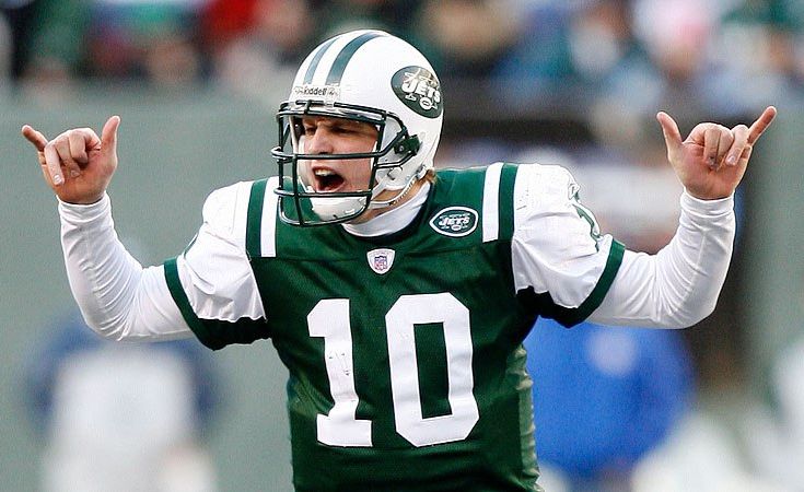 New York Jets Chad Pennington celebrates with teammates